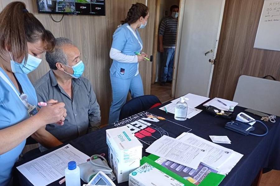 Estudiantes de Técnico en Enfermería entregan servicios a conductores de transporte público en Osorno