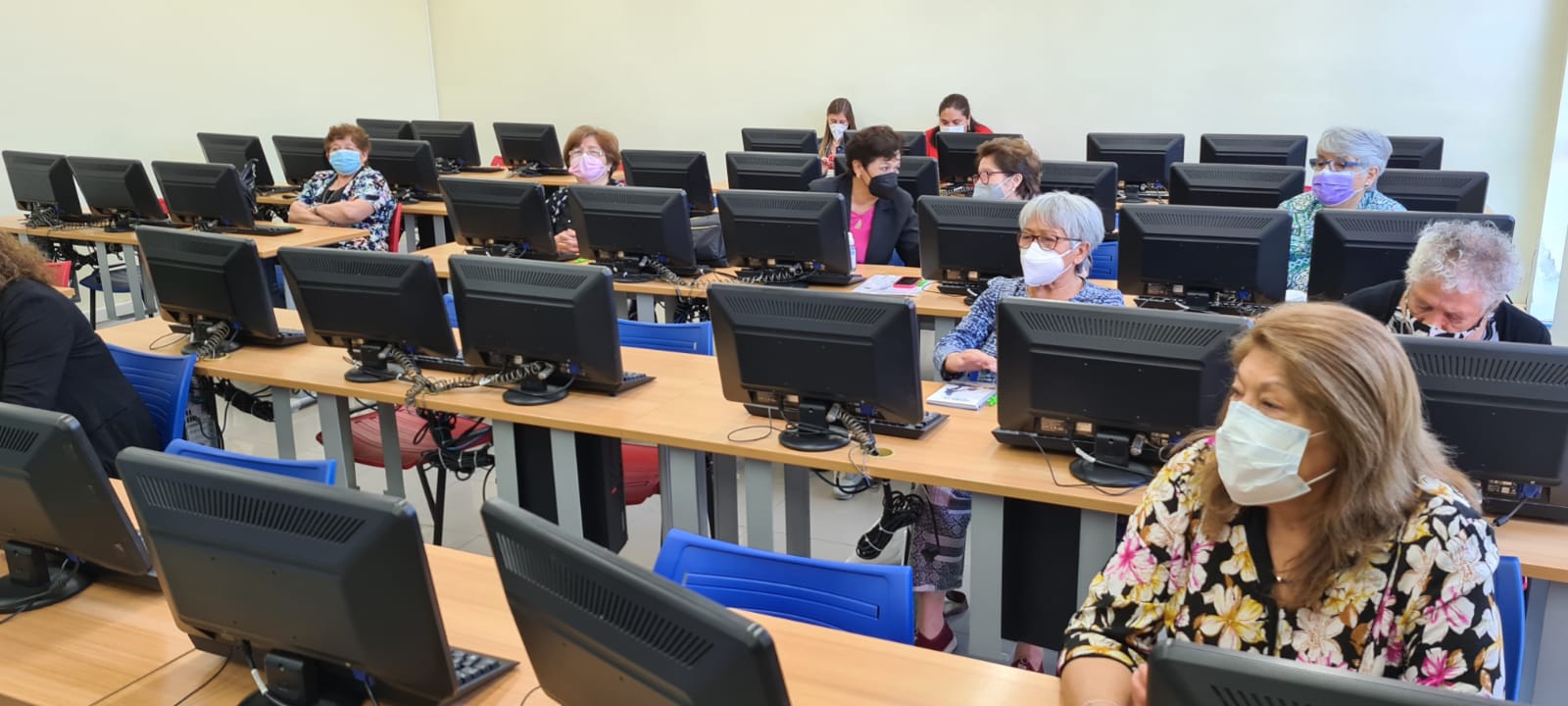 40 adultos mayores capacitados en alfabetización digital por AIEP Talca
