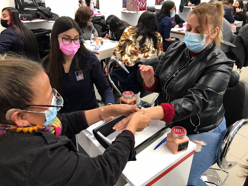 Estudiantes capacitan a 31 mujeres de San Bernardo para que entreguen servicios de manicure