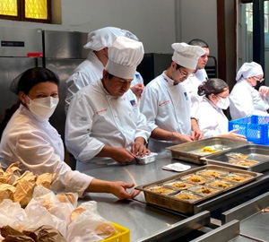 Estudiantes de Gastronomía Internacional aportan con su talento en comedores solidarios