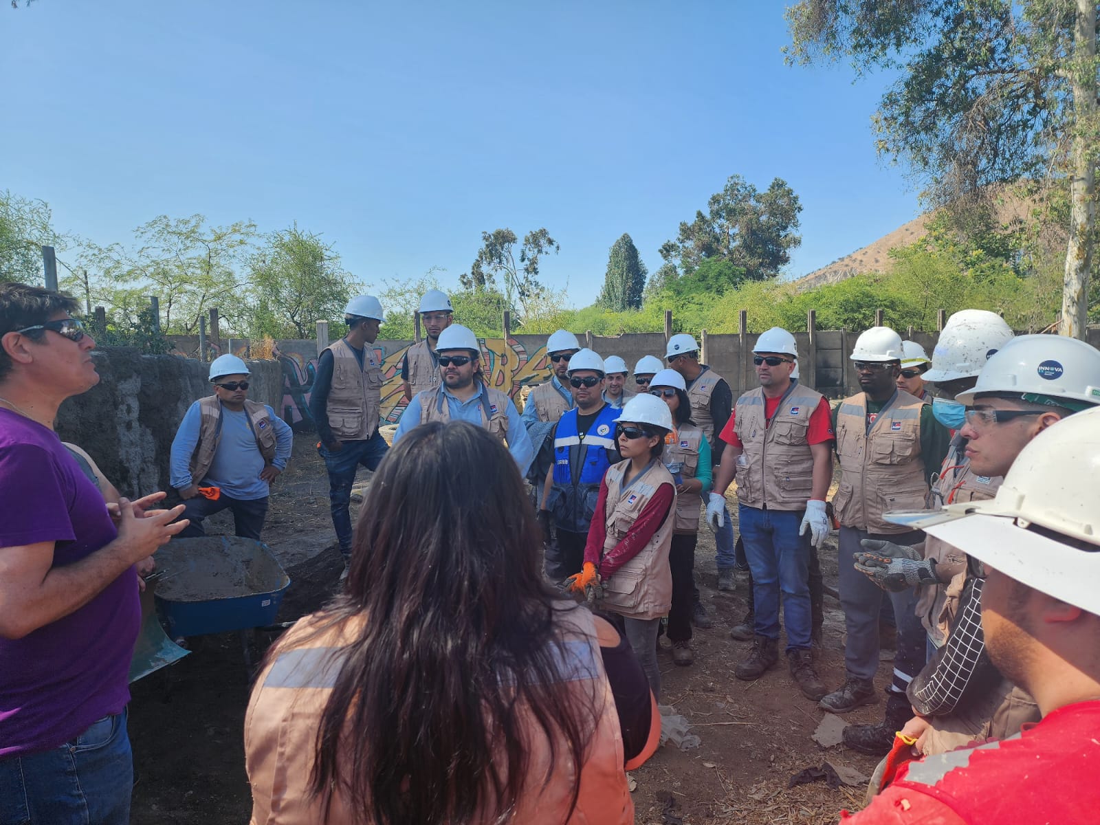 AIEP Santiago Norte: Estudiantes construyen muros sustentables en centro de reciclaje