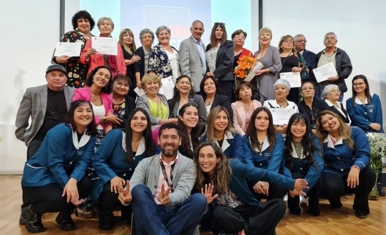 AIEP San Antonio certifica  a 23 personas mayores gracias al proyecto de VcM: “Alfabetización Digital y Liderazgo”