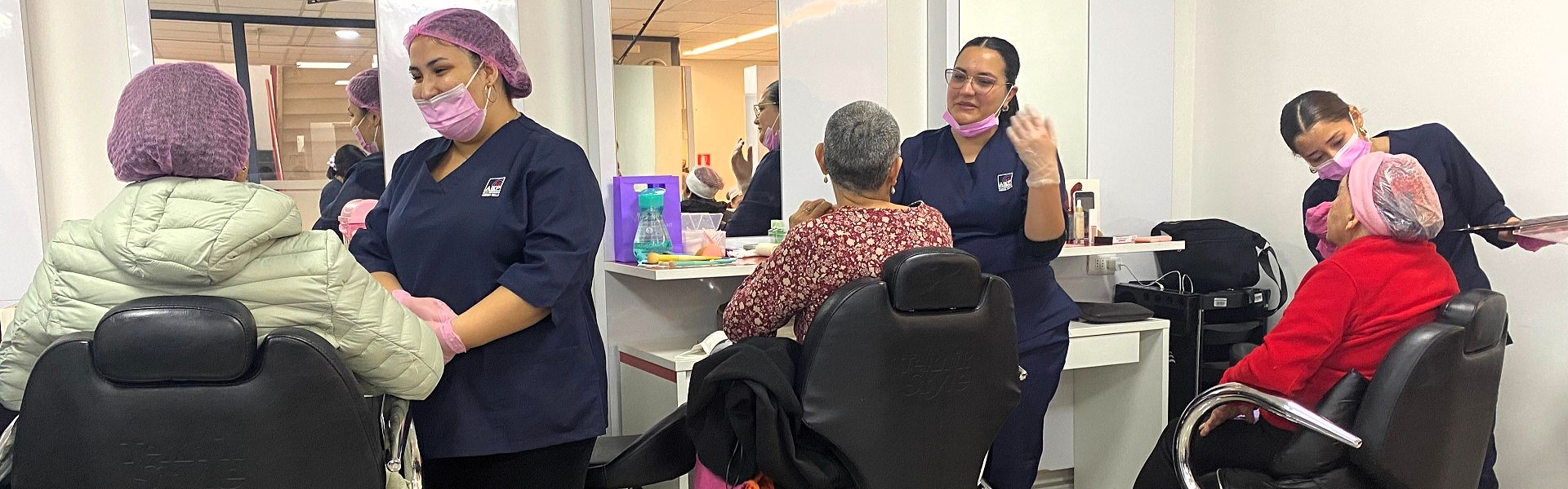 Belleza y empatía: Estudiantes de AIEP brindan apoyo a mujeres con cáncer